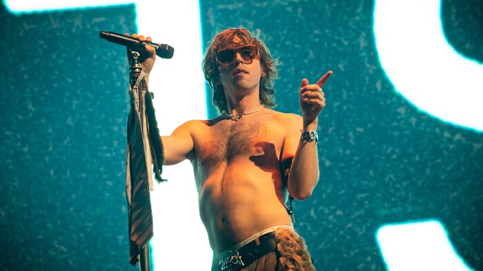 Nach fünf Songs fiel das Leiberl – Maurice Ernst von Bilderbuch im gewohnten Sexy-Posing.