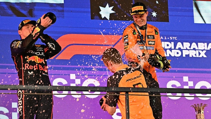 Oscar Piastri feierte seinen Sieg mit McLaren-Renningenieur Tom Stallard. Max Verstappen trank ...