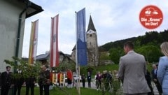 Beim Amtsgebäude im Herzen des Dorfes wurde symbolisch ein Kirschbaum gesetzt. (Bild: Evelyn Hronek)