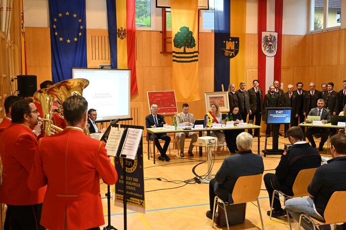 Die Schlosskapelle und MGV Heimatklang Bach begleiteten den Akt.