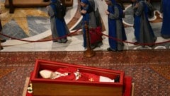 Gläubige können bis Freitagabend noch Abschied von Papst Franziskus im Petersdom nehmen. (Bild: AFP/ALBERTO PIZZOLI)