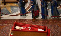 Gläubige können bis Freitagabend noch Abschied von Papst Franziskus im Petersdom nehmen.