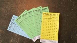 Alte Parkscheine: Die bunten Zettel für 30,60, 90 oder 120 Minuten gibt es weiterhin, der Preis ist aber nun höher. (Bild: Jöchl Martin)