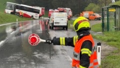 Feuerwehrleute sicherten die Unfallstelle ab. (Bild: Christoph Gantner, Krone KREATIV)