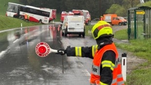 Feuerwehrleute sicherten die Unfallstelle ab. (Bild: Christoph Gantner, Krone KREATIV)