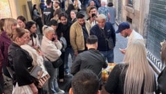 Hütchenspieler, ahnungslose Touristen und Komplizen: Zack, sind die 50 Euro weg. (Bild: Imre Antal)
