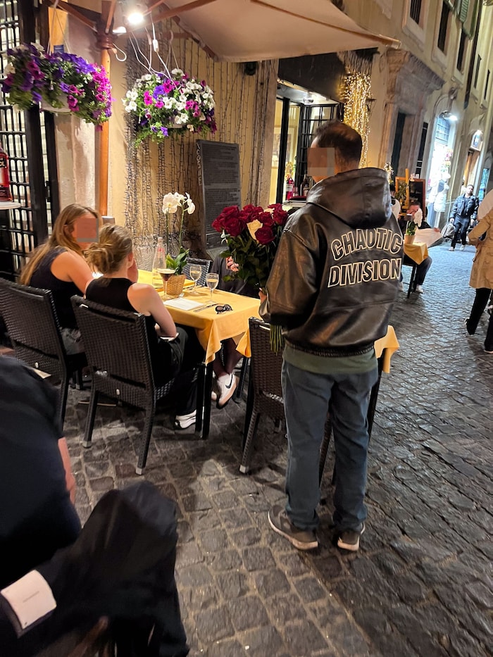 Rosenverkäufer sind zumeist harmlos, wenn auch manchmal aufdringlich.