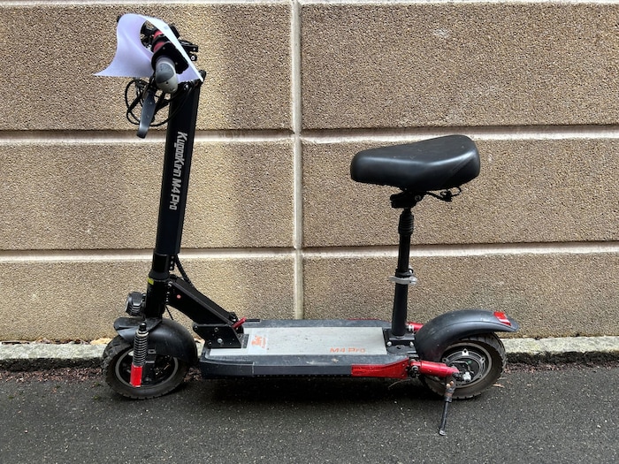 Auch dieser Scooter wartet auf seinen Eiogentümer. 