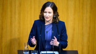 Die zuständige Ministerin Claudia Plakolm (ÖVP) präsentierte die Zahlen.
