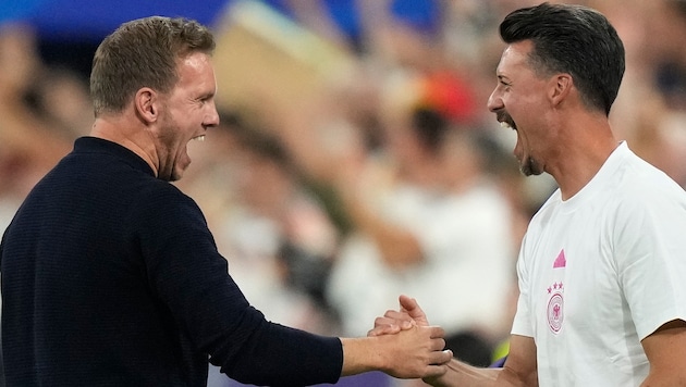 Sandro Wagner (r.) war Co-Trainer von Julian Nagelsmann, hat jetzt in Augsburg die ...