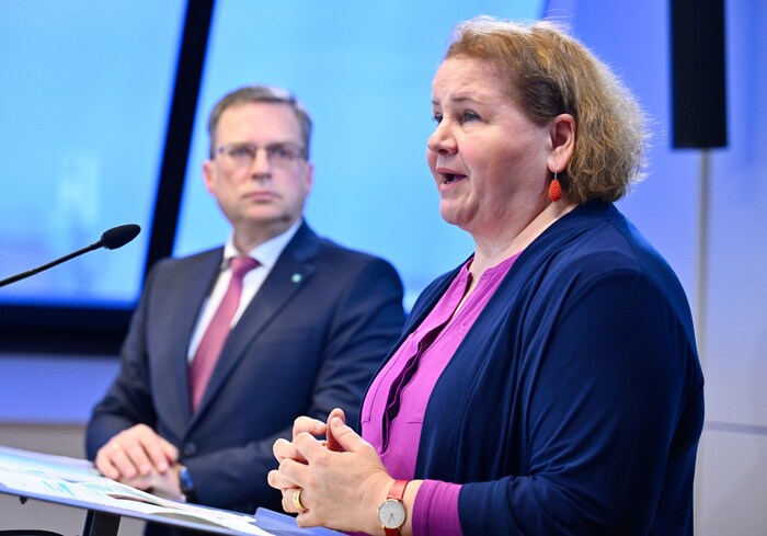 Sozialministerin Korinna Schumann (SPÖ) und ÖVP-Klubobmann August Wöginger bei der Präsentation ...