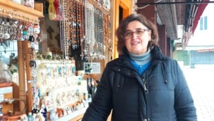 Hermine Butter vor ihrem traditionellen Angebot an Devotionalien, Kerzen, Rosenkränzen und ...