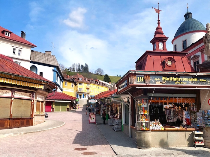 Etwa 30 Verkaufsläden befinden sich im Umfeld der Basilika. 