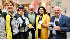 Ein Selbstversuch im Alterssimulationsanzug – beobachtet von Michael Ausserwinkler, Elisabeth Scheucher und Karl-Heinz Scheriau. (Bild: Evelyn Hronek)