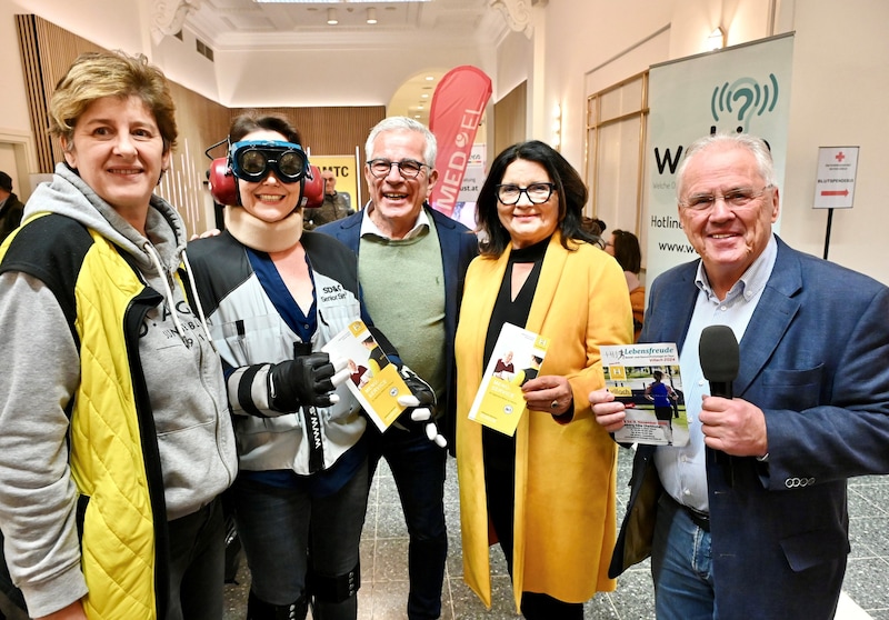 Ein Selbstversuch im Alterssimulationsanzug – beobachtet von Michael Ausserwinkler, Elisabeth Scheucher und Karl-Heinz Scheriau. (Bild: Evelyn Hronek)