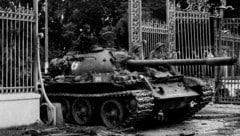 Kriegsende am 30. April 1975: Ein nordvietnamesischer Panzer stürmt den Präsidentenpalast. (Bild: AFP / picturedesk.com)