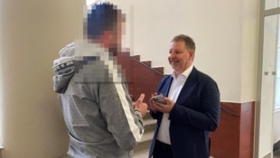 Der Angeklagte (links) mit seinem Verteidiger Josef Lercher. (Bild: Dorn Chantall)