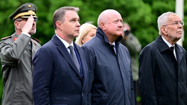 Vorne, von links: Vizekanzler Andreas Babler, Kanzler Christian Stocker und Bundespräsident Alexander Van der Bellen (Bild: APA/ROLAND SCHLAGER)