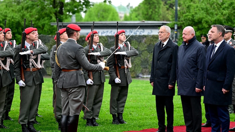 Die Gardemusik des Bundesheeres umrahmte die Zeremonie im Schweizer Garten in Wien. (Bild: APA/ROLAND SCHLAGER)