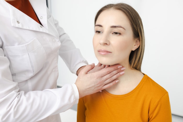 Zur Diagnose von Schilddrüsenerkrankungen wird oft an einen Endokrinologen überwiesen, der unter anderem den Hals abtastet.