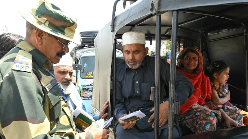 Soldaten der indischen Grenzschutztruppe (BSF) kontrollieren die Pässe pakistanischer Staatsbürger (Bild: AFP/NARINDER NANU)