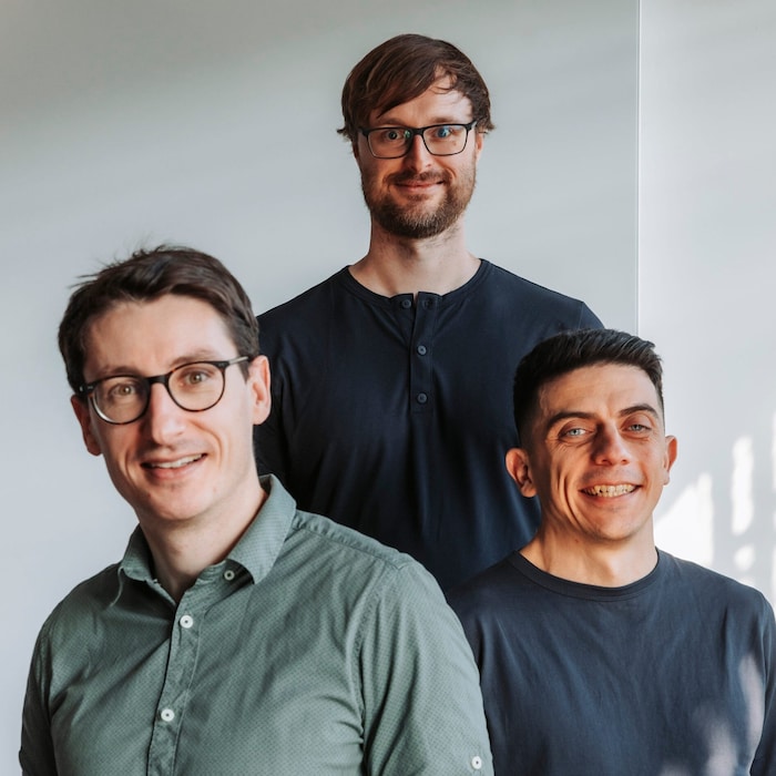 Johannes Brandstetter, Dennis Just und Miks Mikelsons freuen sich über die Finanzierung.