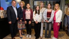 Wolfgang Ecker, WKNÖ-Präsident und Landesrätin Christiane Teschl-Hofmeister mit den Schülerinnen Sofie, Nathalie und Tuana sowie Michaela Roither von der Industriellenvereinigung und AMS-NÖ-Chefin Sandra Kern. (Bild: NLK Burchhart)