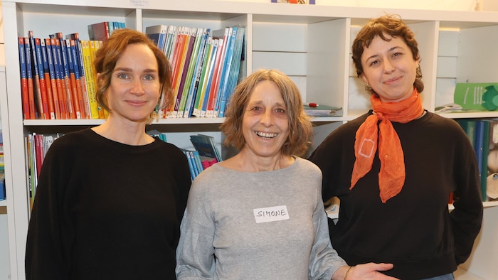 Projektleiterin Katharina Kubizek, Theaterpädagogin Simone Weis und Pia Teufel (v. li.) führen ...