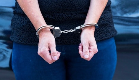 Die Frau verletzte den Mann mit einem Teppichmesser im Bauchbereich. Sie wurde festgenommen (Symbolbild). (Bild: stock.adobe.com – RONALD RAMPSCH)