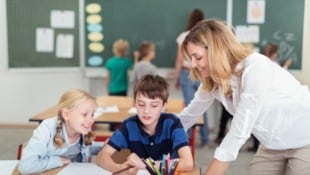 Vor allem Lehrer müssen ihre Stimme über Stunden hinweg und lauthals einsetzen. Trockene Raumluft, große Klassen und wenige Sprechpausen belasten zusätzlich. (Bild: stock.adobe.com null)