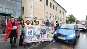 Protestaktion der Radlobby vor der Volksschule mit Polit-Unterstützung von Rot und Grün.
