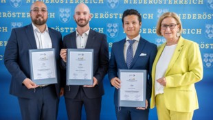 Niederösterreichs wissenschaftliche Superhirne Juan A. Allegrette, Adrian Lendvai und Kenneth Chen (v. li.) bekamen für ihre bahnbrechenden Forschungs-Vorstöße in St. Pölten von Landeshauptfrau Johanna Mikl-Leitner die begehrten tecnet-Awards überreicht. (Bild: NLK Khittl)