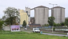 Betriebsansiedelungen, Wohnprojekte, Ausstellungen und Leerstandsrevitalisierungen: Das Land hat mit der alten Zuckerfabrik in Siegendorf viel vor. (Bild: Reinhard Judt)
