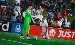 Am Boden: Alexander Murillo und Salzburg.