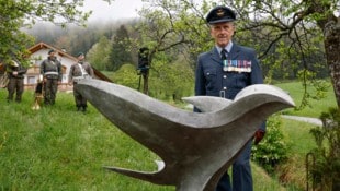 Wing Commander David Cole beim Denkmal am Adneter Spumberg. (Bild: Markus Tschepp)