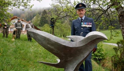 Wing Commander David Cole beim Denkmal am Adneter Spumberg. (Bild: Markus Tschepp)
