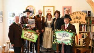 Karl Heinz Moschitz, Ewald Klammer, Erwin Golob, Josefine Penterman, Ursula Moschitz, Giovanni Preschern und Alfredo Sandrini in Kanaltaler Tracht in ihrem Vereinshaus in Boscoverde bei Tarvis. (Bild: Evelyn Hronek)