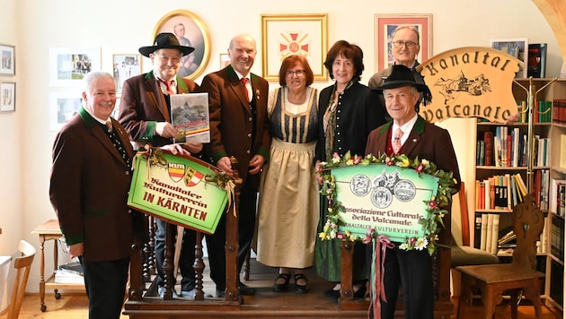 Karl Heinz Moschitz, Ewald Klammer, Erwin Golob, Josefine Penterman, Ursula Moschitz, Giovanni Preschern und Alfredo Sandrini in Kanaltaler Tracht in ihrem Vereinshaus in Boscoverde bei Tarvis. (Bild: Evelyn Hronek)