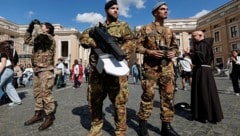 Auch der Himmel über dem Vatikan wird im Auge behalten. Die italienische Armee ist auf eventuelle Drohnensichtungen vorbereitet. (Bild: EPA/GIUSEPPE LAMI)
