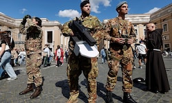 Auch der Himmel über dem Vatikan wird im Auge behalten. Die italienische Armee ist auf ...