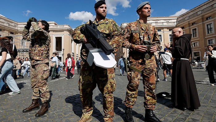 Auch der Himmel über dem Vatikan wird im Auge behalten. Die italienische Armee ist auf ...