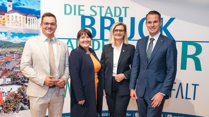 Die neue Brucker Bürgermeisterin heißt Susanne Kaltenegger (2. von rechts), ihr Stellvertreter ...