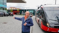 Hans Höring an der Stelle vor der Neuen Mitte Lehen, an der er dem Obus ausweichen musste. (Bild: Markus Tschepp)