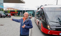 Hans Höring an der Stelle vor der Neuen Mitte Lehen, an der er dem Obus ausweichen musste.