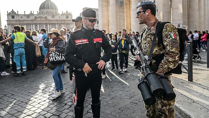 Ein Polizist blickt neidvoll auf die Anti-Drohnen-Kanone dieses Soldaten. Mithilfe der Waffe ...
