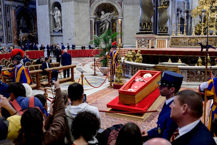 Die Leiche des Papstes wird aufgrund des enormen Andrangs länger aufgebahrt, als geplant.
