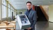 Jesef Wieser, Direktor des Gymnasium Leibnitz, hat Handykoffer angeschafft.