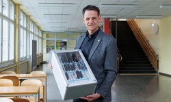 Jesef Wieser, Direktor des Gymnasium Leibnitz, hat Handykoffer angeschafft.