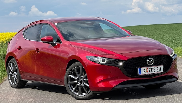 Der Mazda3 zeigt: Es geht auch ohne große Mengen Plastik an Front und Heck.