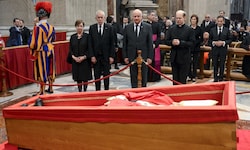 Von links: Doris Schmidauer, Bundespräsident Alexander Van der Bellen und Bundeskanzler ...